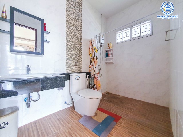 *****บ้านเดี่ยวมือสอง ซอยศิริเกษม17 พุทธมณฑลสาย3 เนื้อที่กว้างขวางมากถึง 158.30 ตร.ว. มาพร้อมฟังก์ชัน 2 ห้องนอน 3 ห้องน้ำ ที่จอดรถ 3 คัน ต่อเติมครบ พร้อมเข้าอยู่ได้ทันที ตั้งบนทำเลเดินทางสะดวก ใกล้รถไฟฟ้าสายสีน้ำเงิน "สถานีบางหว้า" ใกล้ทางด่วน "ศรีรัช"  จองเลย!